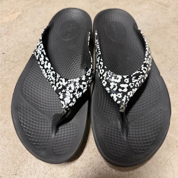 OOFOS Women's Black and Red Sandals Collection - Picture 3 of 11